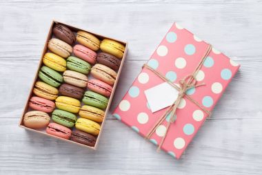 hediye kutusunda renkli macaroons