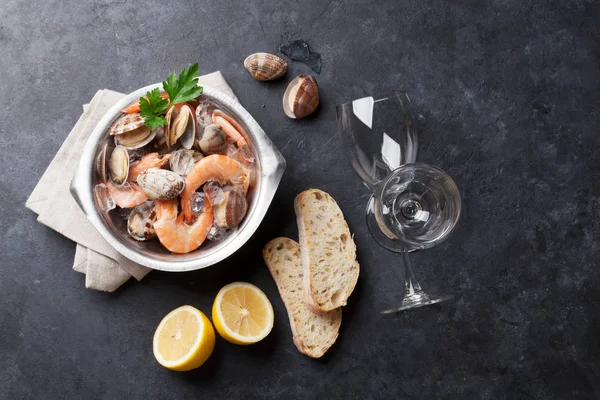 Fresh seafood and white wine — Stock Photo, Image