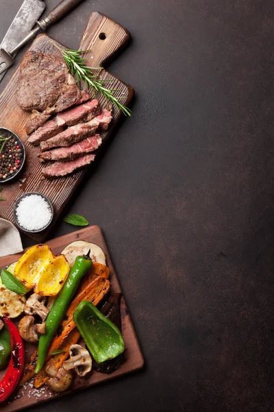 Carne de res en la tabla de cortar —  Fotos de Stock