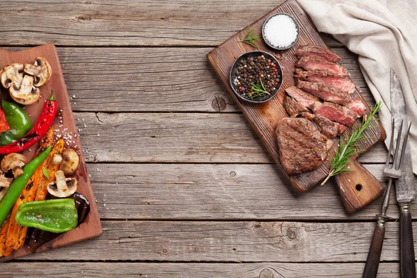 Steak de boeuf sur planche à découper — Photo