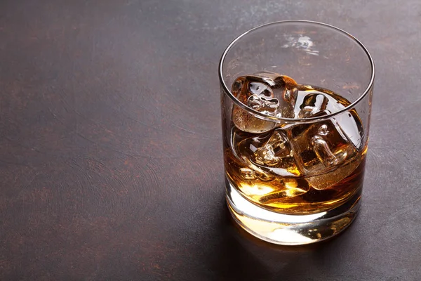 Whisky med is på bordet — Stockfoto