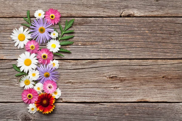 Flores de jardín sobre fondo de madera . — Foto de Stock