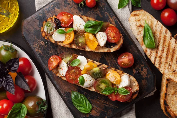 Bruschetta med körsbärstomater — Stockfoto