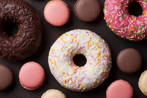 Donuts coloridos e macaroons — Fotografia de Stock