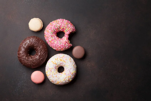 Donuts coloridos e macaroons — Fotografia de Stock