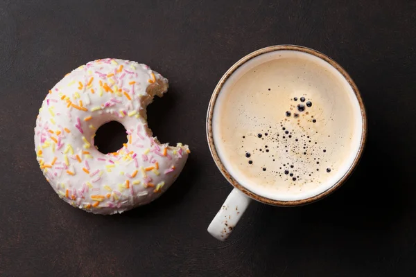 커피 잔 과 도넛 — 스톡 사진