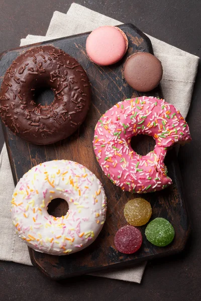 다채로운 도넛과 마카롱 — 스톡 사진