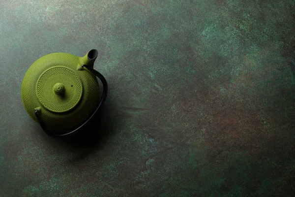 Green tea pot na stole — Zdjęcie stockowe