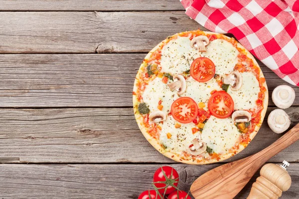 Pizza con tomates y setas — Foto de Stock