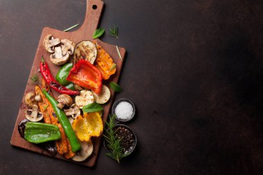 kesme tahtası üzerinde ızgara sebze