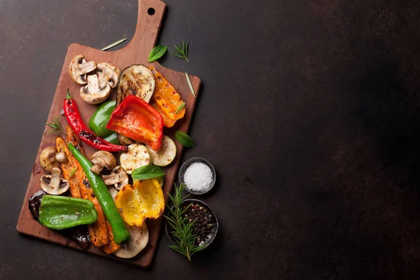 kesme tahtası üzerinde ızgara sebze