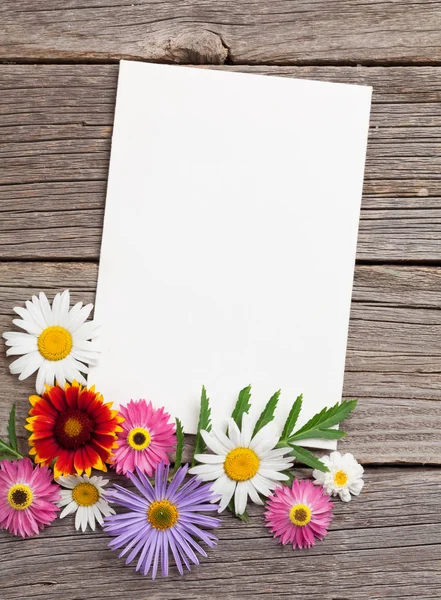 Blank greeting card and flowers — Stock Photo, Image
