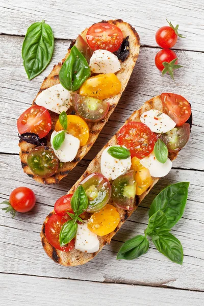 Bruschetta domates, mozzarella ve fesleğen ile
