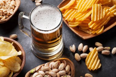 Lager bira bardağı ve aperatifler