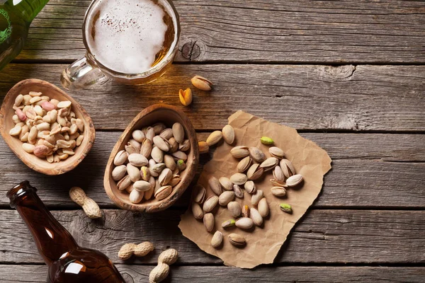 Lager öl och nötter — Stockfoto