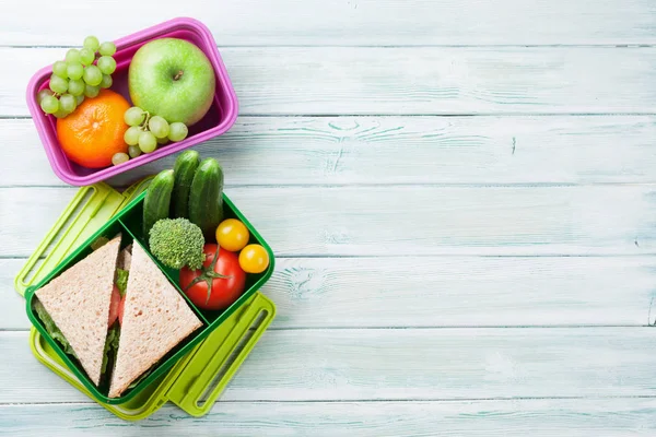 Lunchbox mit Gemüse und Sandwich — Stockfoto