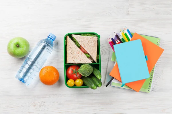 Öğle Yemeği kutusu ve okul malzemeleri — Stok fotoğraf