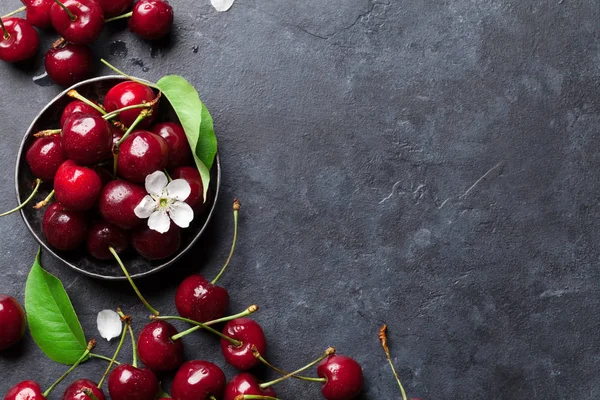 Cerises de jardin fraîches — Photo