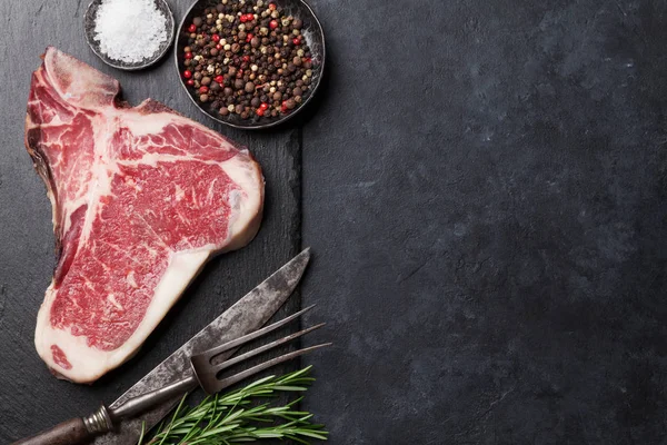 Bistecca cruda di t-bone — Foto Stock