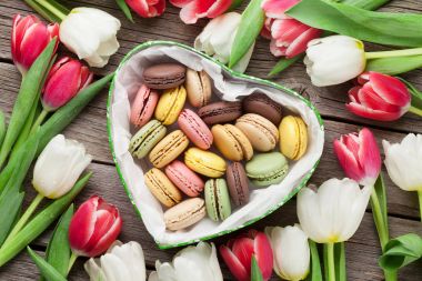 Renkli Lale buketi ve macaroons