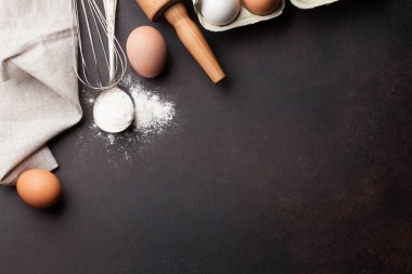 Mutfak masasında yemek malzemeleri.