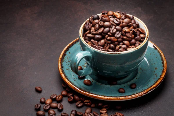 Koffiekopje met geroosterde bonen — Stockfoto