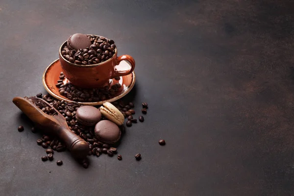 コーヒー豆とマカロン — ストック写真
