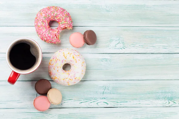 kahve fincanı ve tatlılar