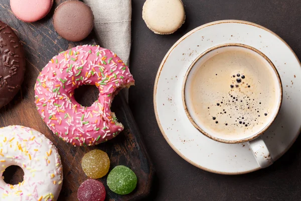 Cangkir kopi dan donat berwarna-warni — Stok Foto