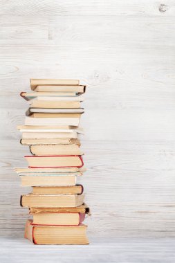 Bir yığın eski kitap