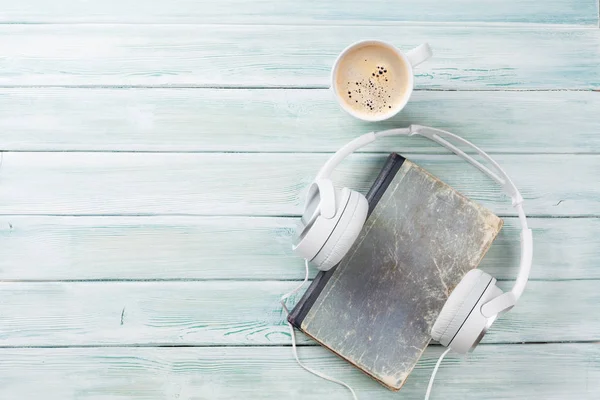Hoofdtelefoon, koffie en boek — Stockfoto