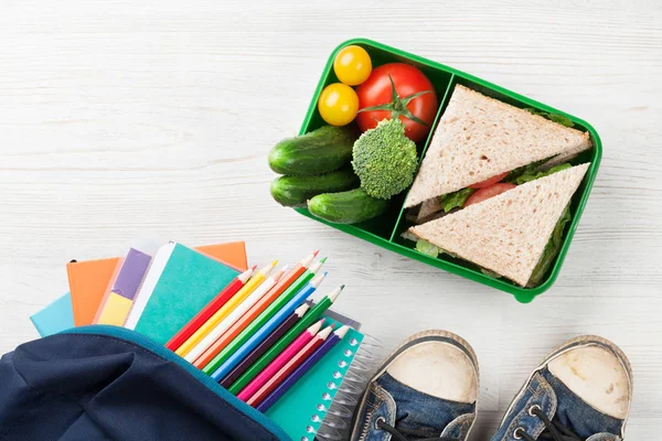 Boîte à lunch et fournitures scolaires — Photo