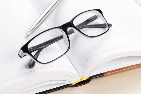Poznámkový blok, tužku a brýle — Stock fotografie