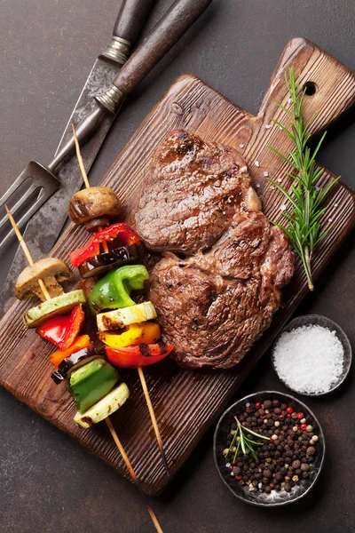 Légumes grillés et steak de boeuf — Photo