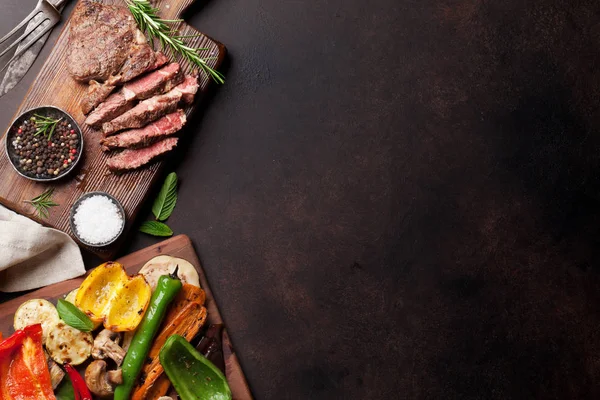 Légumes grillés et steak de boeuf — Photo