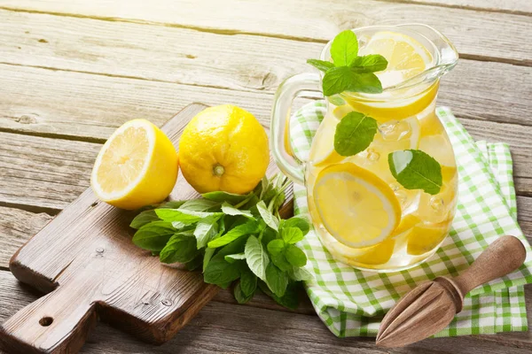 Limonata limon, nane ve buz ile — Stok fotoğraf