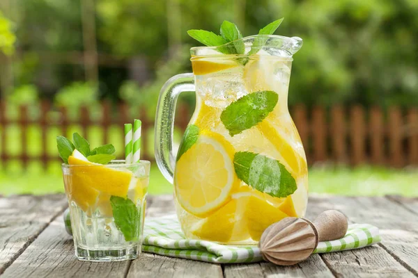 Limonada con limón, menta y hielo —  Fotos de Stock