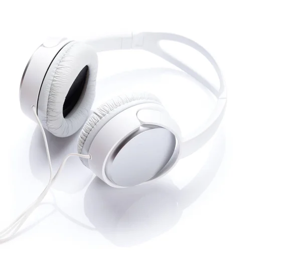 Навушники ізольовані на білому — стокове фото
