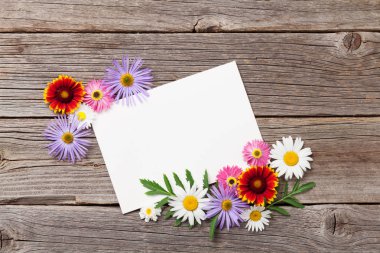 Boş tebrik kartı ve çiçekler