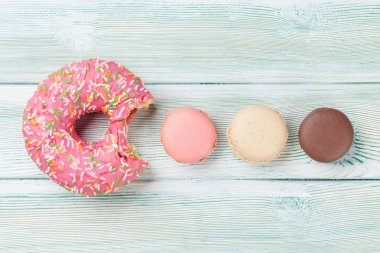 Renkli donut ve macaroons 