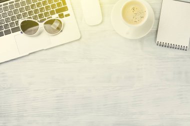 dizüstü bilgisayar, kahve ve güneş gözlüğü