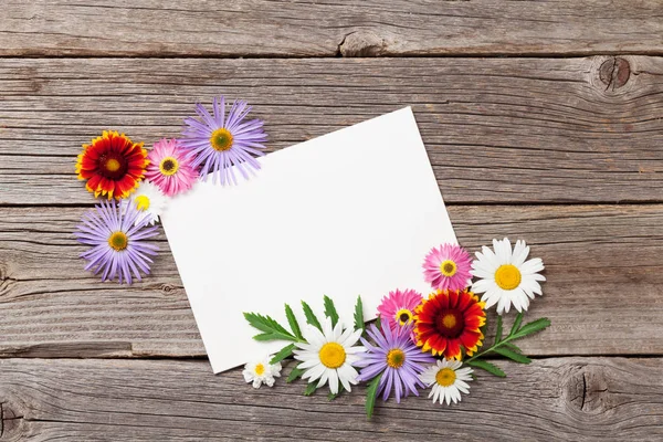 Boş tebrik kartı ve çiçekler