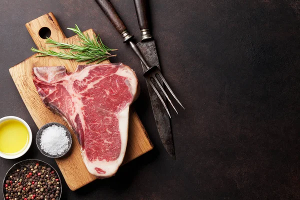 Bistecca cruda di t-bone — Foto Stock