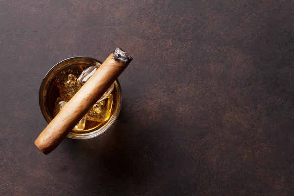 Whisky z lodem i cygara — Zdjęcie stockowe