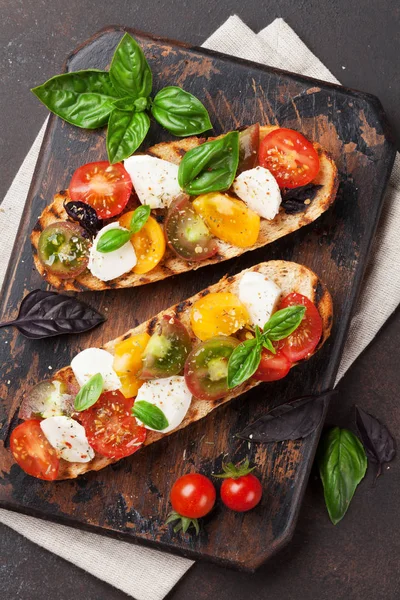 Bruschetta domates, mozzarella ve fesleğen ile