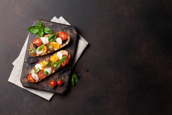 Bruschetta con pomodoro, mozzarella e basilico — Foto Stock