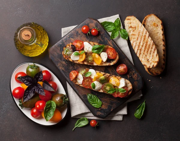 トマトとモッツァレラチーズとバジルのブルスケッタ — ストック写真