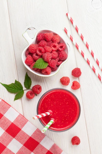 Малиновый смузи и ягоды — стоковое фото