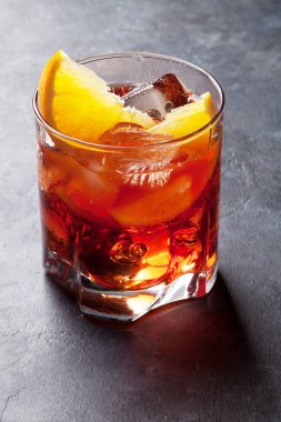 Negroni kokteyl cam
