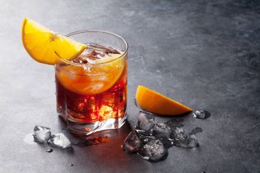 Negroni kokteyl cam